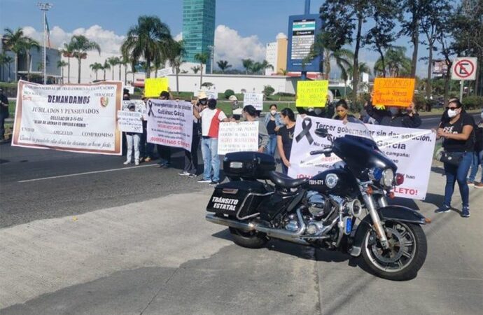 DESDE DUARTE NO PAGA GOBIERNO SEGURO A MAESTROS JUBILADOS; PROTESTAN EN SEV