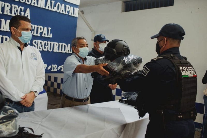 UNIFORMES Y AGUINALDO ENTREGA ALCALDE Y REGIDOR, A POLICÍAS DE COSAMALOAPAN