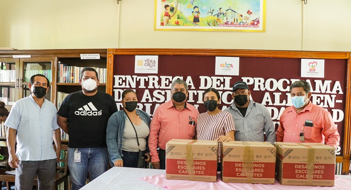 BERTHA ENTREGA APOYOS ALIMENTARIOS EN ESCUELAS DE CHACA