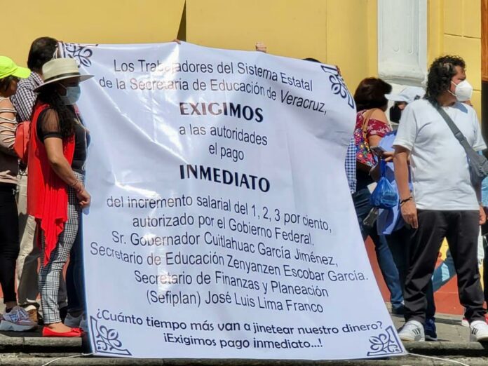 MAESTROS PROTESTAN EN PLAZA LERDO, EXIGEN PAGO DE INCREMENTO SALARIAL